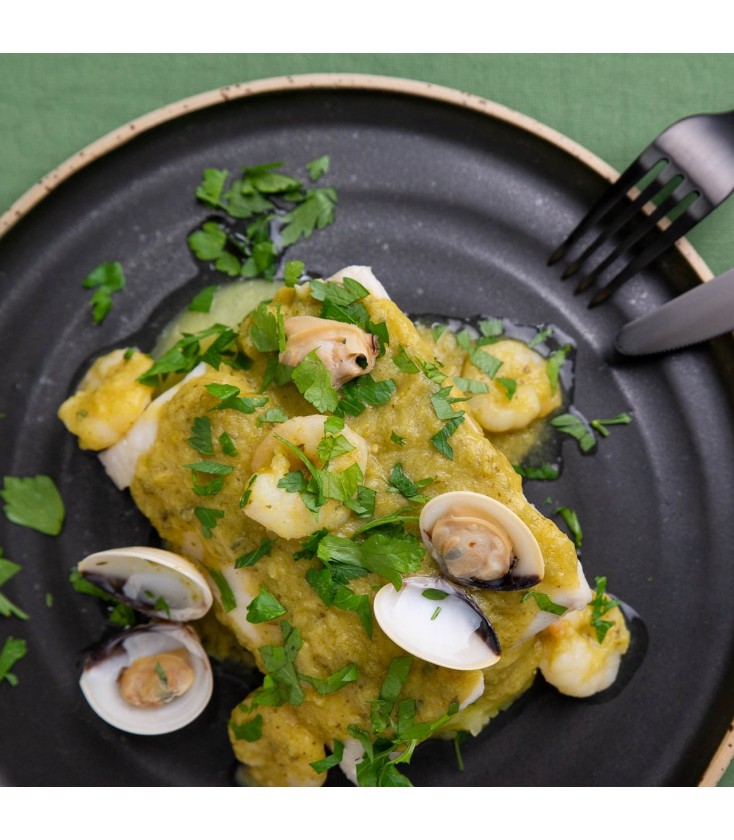 Merluza En Salsa Verde Con Almejas Y Gambas